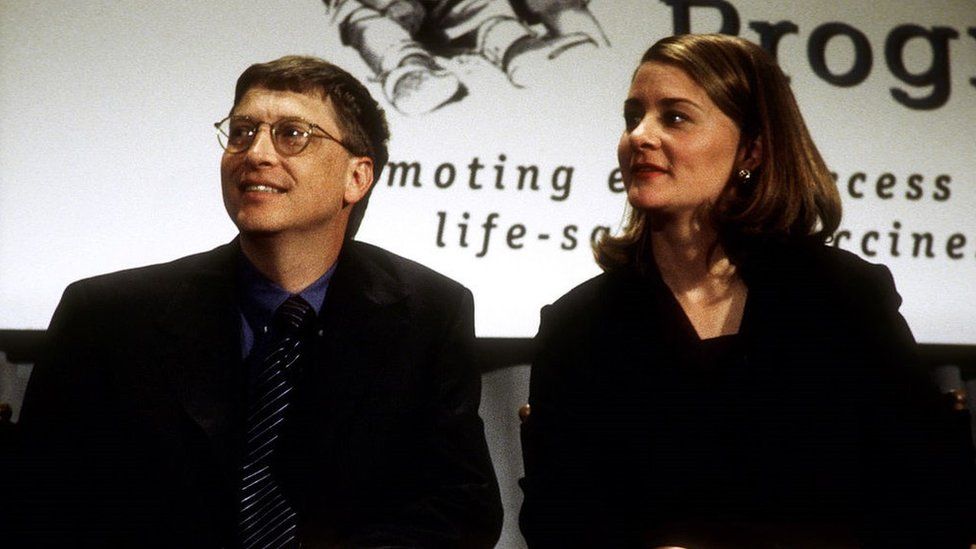 Bill Gates y su esposa Melinda Gates donan un cheque de $ 100 millones al Programa de Tecnología Apropiada en Salud en 1998