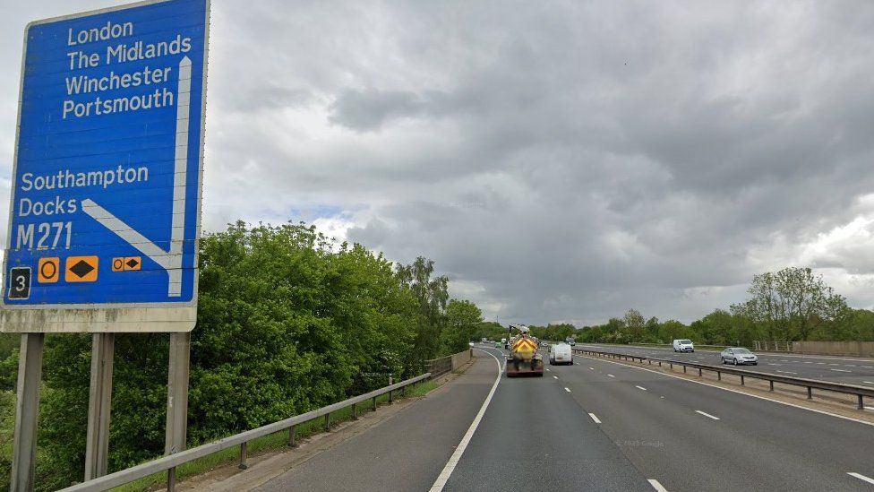 Man dies in two-vehicle crash on the M27 in Hampshire - BBC News