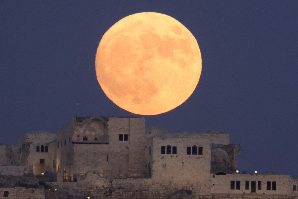 Blue supermoon World gazes at rare lunar phenomenon