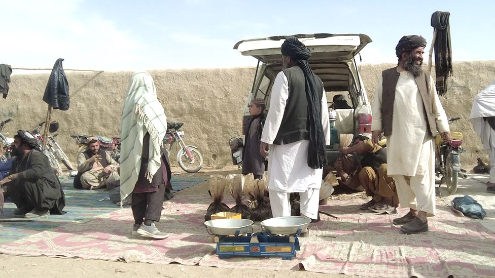 Весы и пакеты с опиумом можно увидеть на рынке в Кандагаре, Афганистан