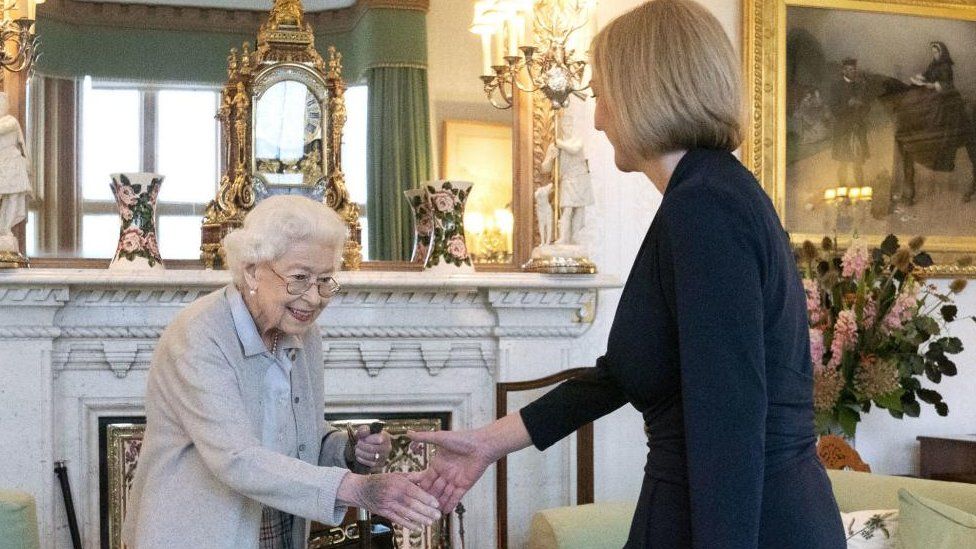 Liz Truss and the Queen shake hands