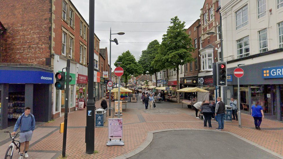 Worksop: Man charged and boy arrested after phone shop theft - BBC News