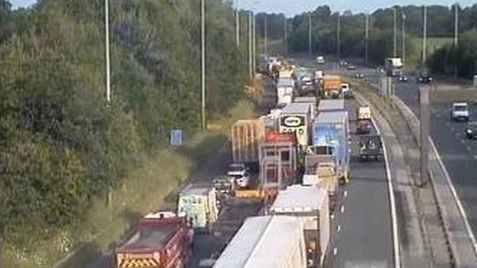 M6 northbound closed after lorry overturned BBC News