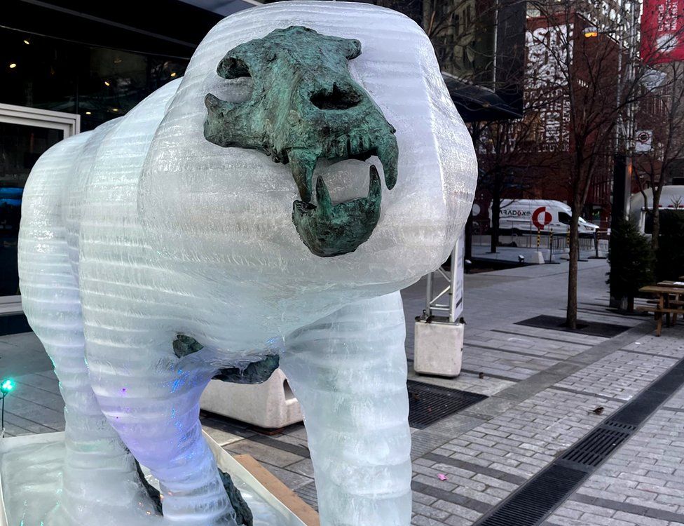 Ледяная скульптура белого медведя в Монреале, где проходит саммит ООН по биоразнообразию (c) Victoria Gill