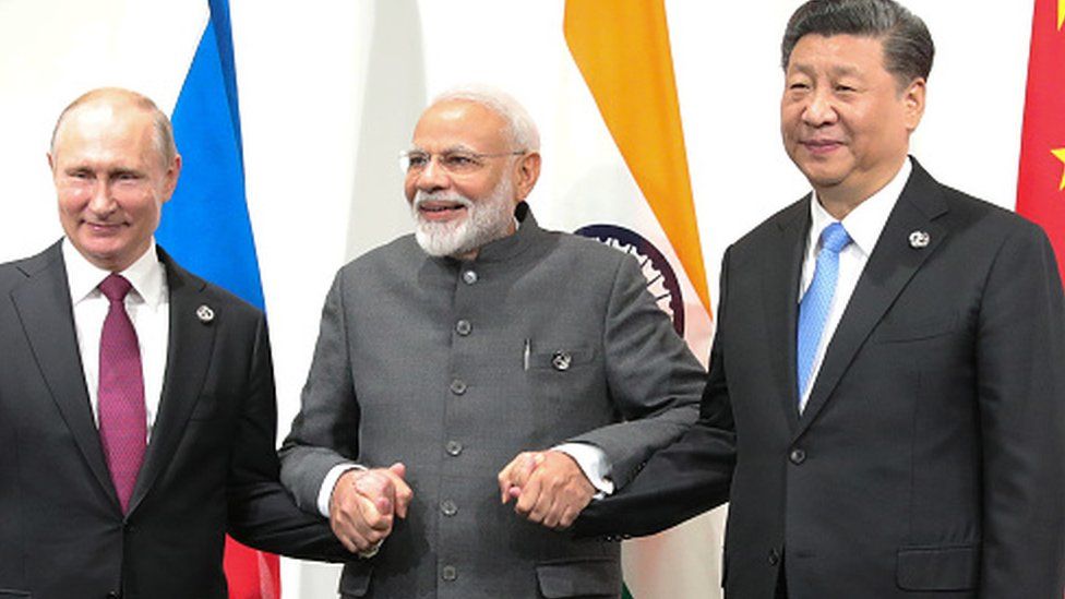 Президент России Владимир Путин, премьер-министр Индии Наре Ндра Моди и председатель КНР Си Цзиньпин проводят встречу на полях саммита G20 в Осаке 28 июня 2019 г.