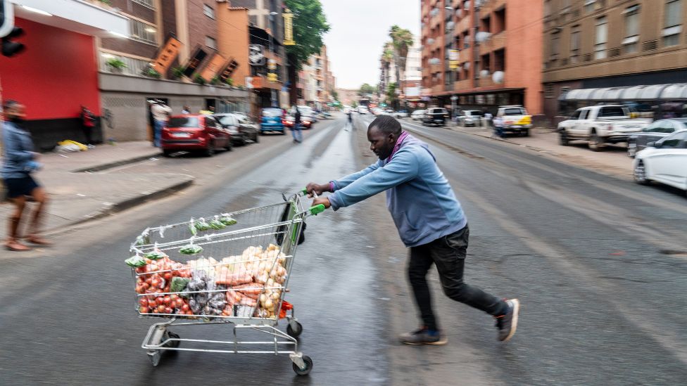 Хелдер Массингу со своей тележкой для овощей в Хиллброу, Йоханнесбург, Южная Африка