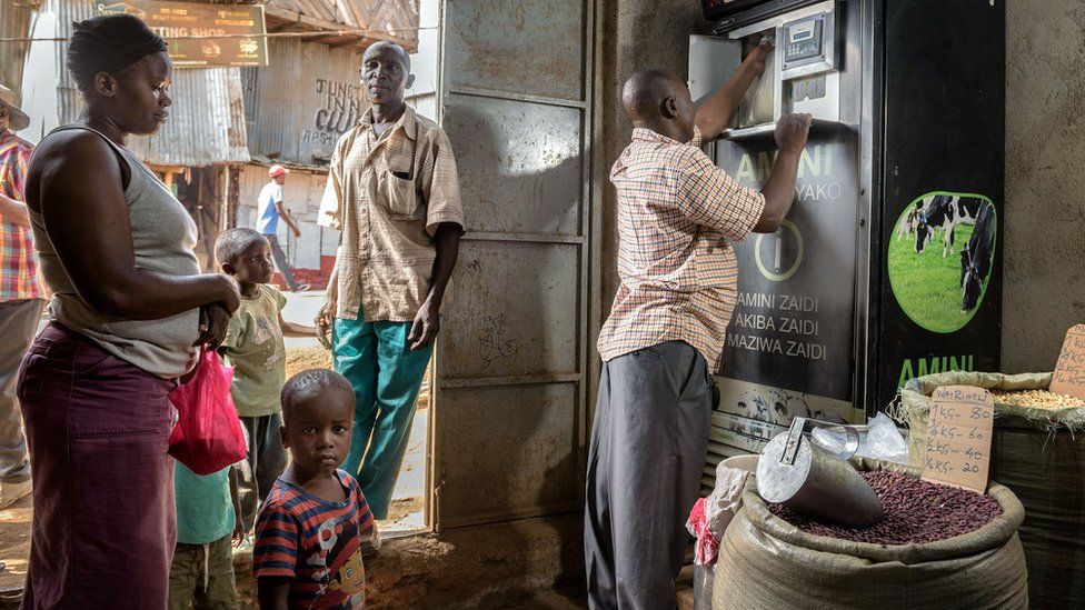Jackson Opati com o caixa eletrônico de leite da Zaidi Technologies em sua loja em Kibera, Nairóbi