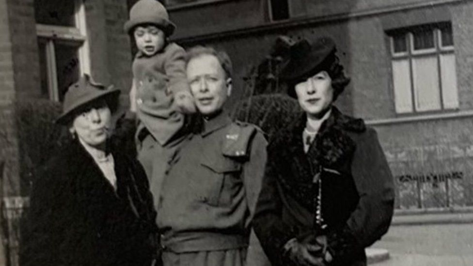 Kurt Glauber in 1941 with his mother, sister and his nephew