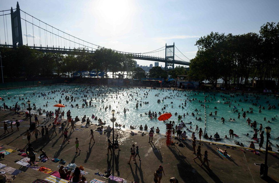 In pictures: Americans cool down in sweltering heatwave - BBC News