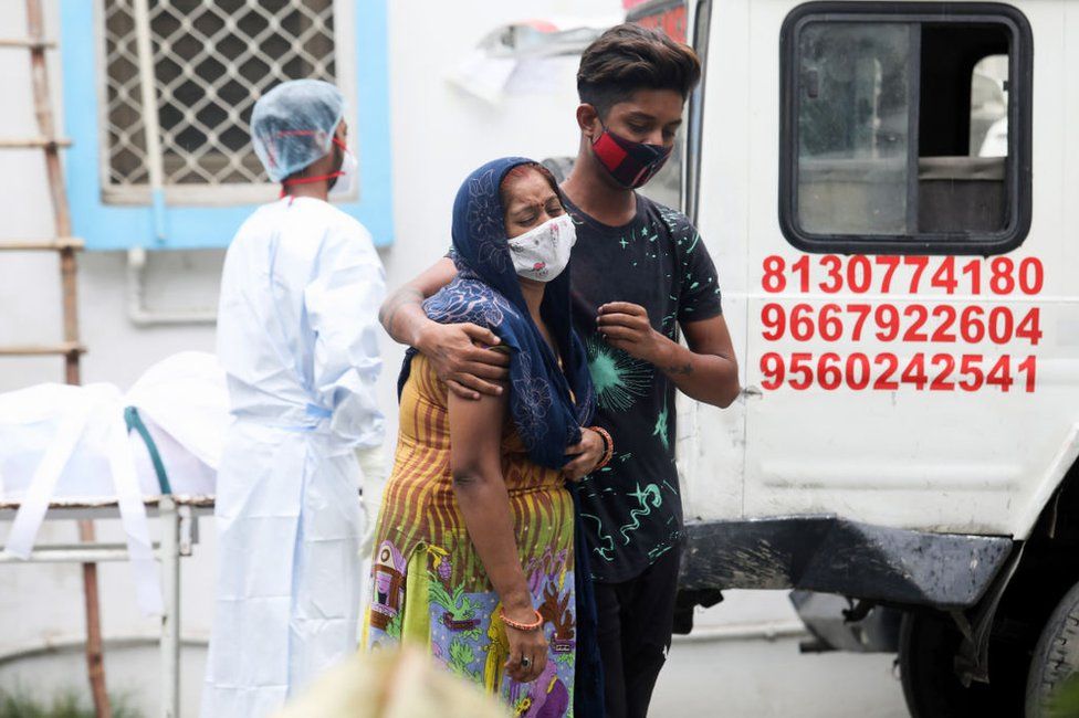Женщина оплакивает смерть члена семьи из-за коронавирусной болезни Covid-19 за пределами больницы LNJP (Лок Наяк Джай Пракаш Нараян)