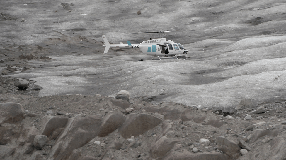 Un helicóptero sobrevuela el glaciar Sermilik.