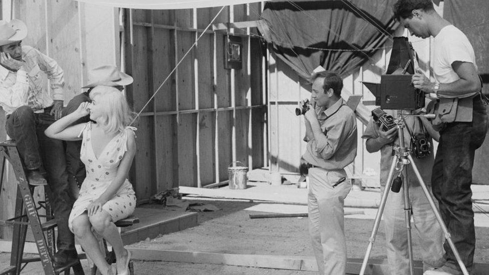Erwitt takes photographs of Marilyn Monroe and Montgomery Clift on set of The Misfits