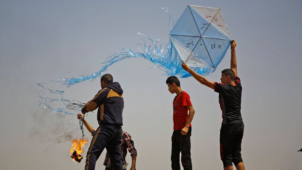 Palestinian prepare to fly an incendiary kite in the central Gaza Strip (8 June 2018)