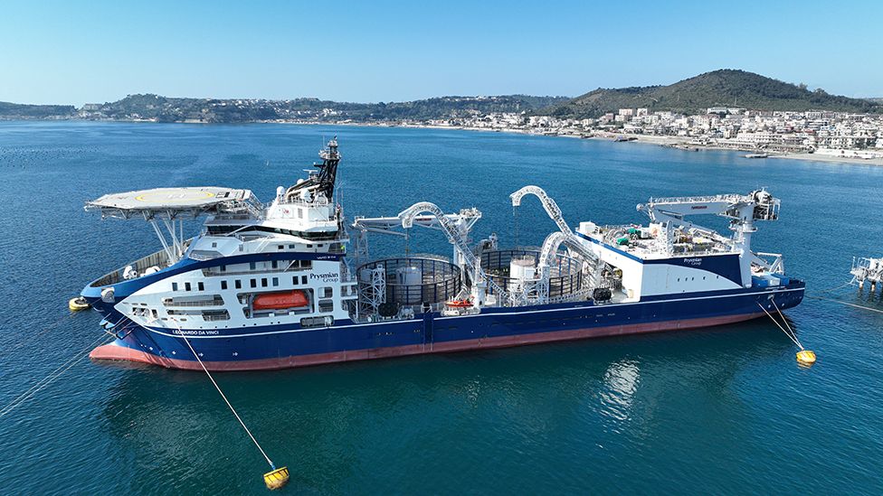 Cable laying ship