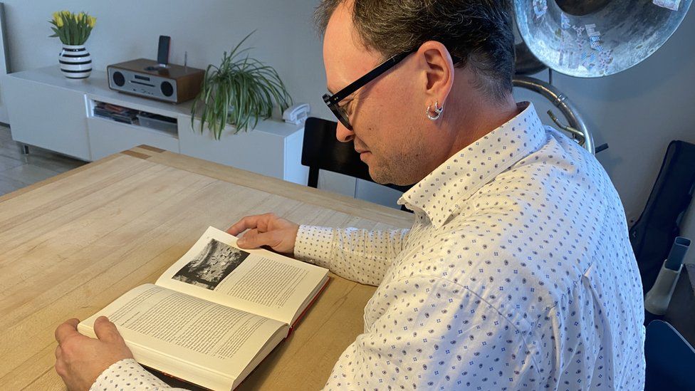 Швейцарский историк Мартин Бухер читает одну из своих книг