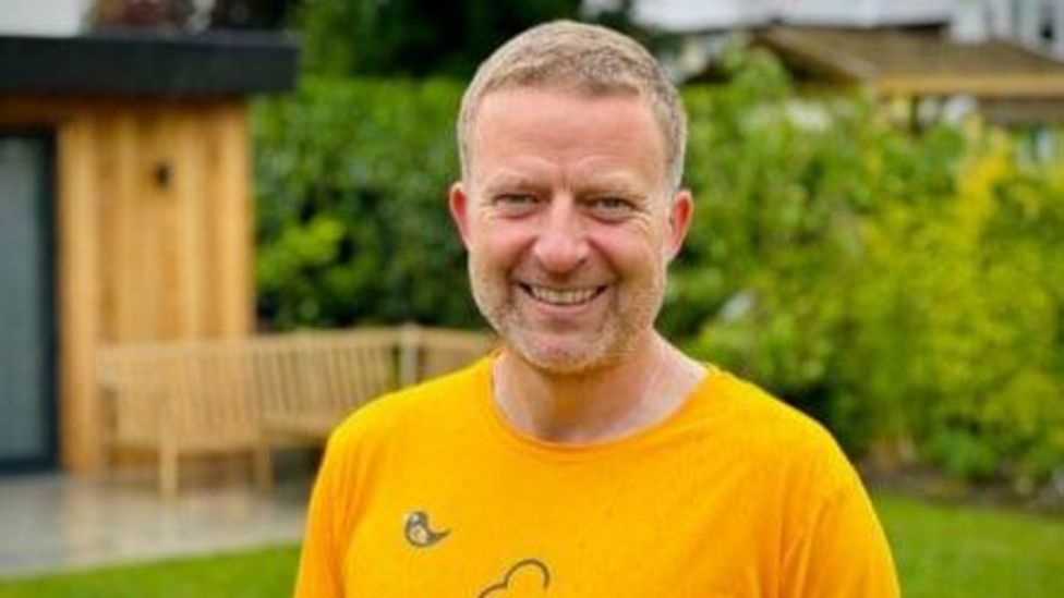 Leeds: Parkrun pioneer given honour for his voluntary work - BBC News