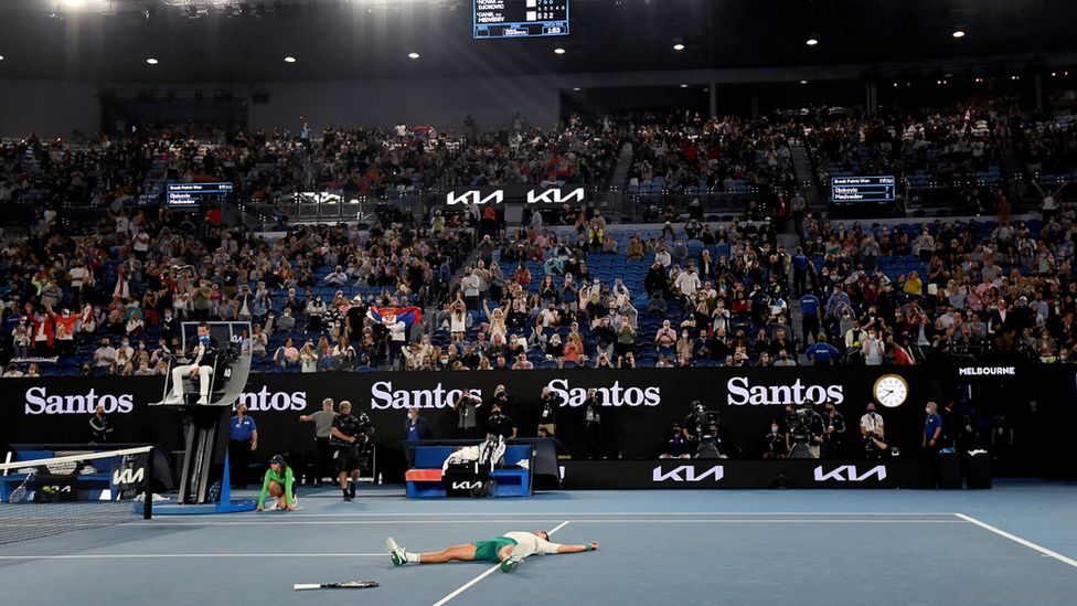 Толпа теннисистов приветствует Новака Джоковича после его победы в финале Открытого чемпионата Австралии по теннису 2021