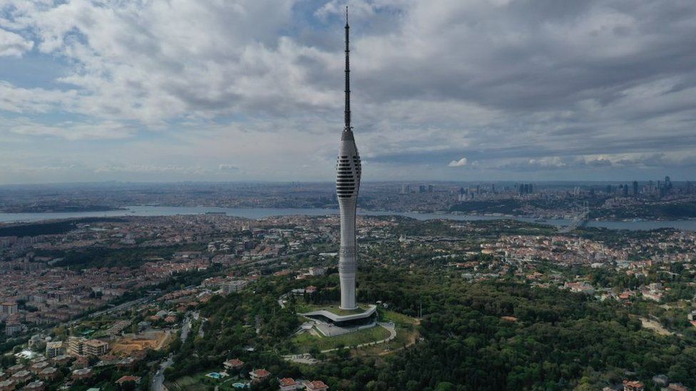 На фотографии с дрона видна башня Камлика в Стамбуле, Турция, 23 сентября 2021 г.