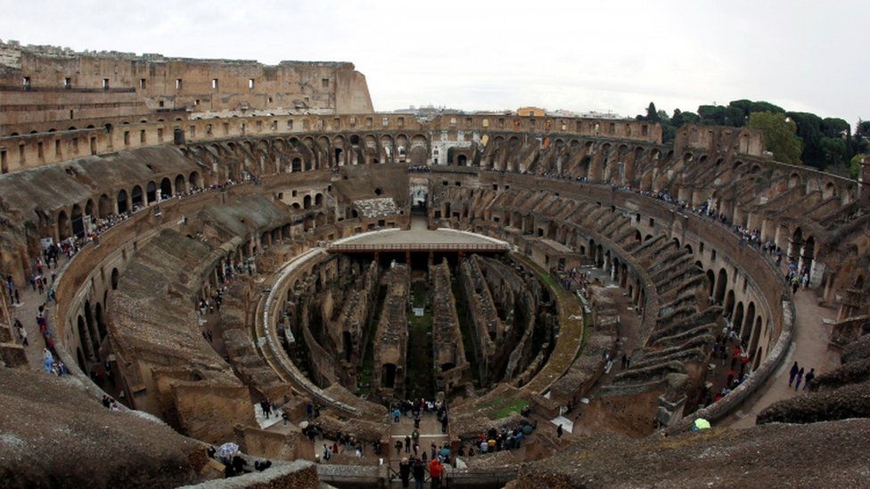 Njerëzit vizitojnë Koloseumin antik të Romës