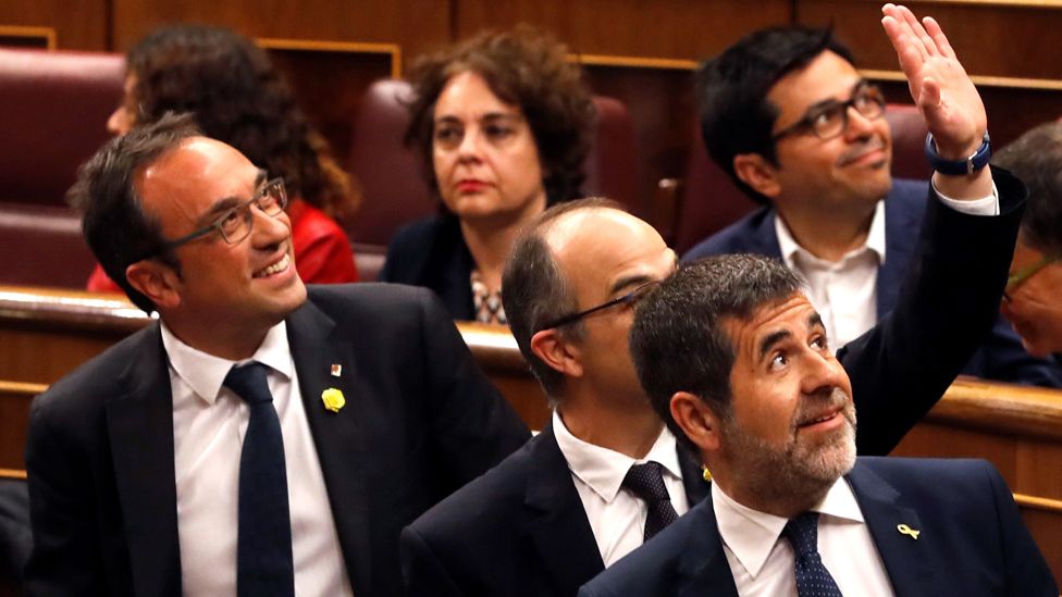 Catalan separatist MPs greet fellow MPs in Spanish parliament, 21 May 19