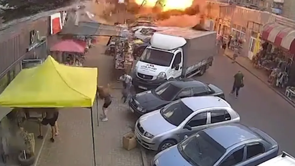 Ukraine war: 16 killed in missile attack on market town (bbc.com)
