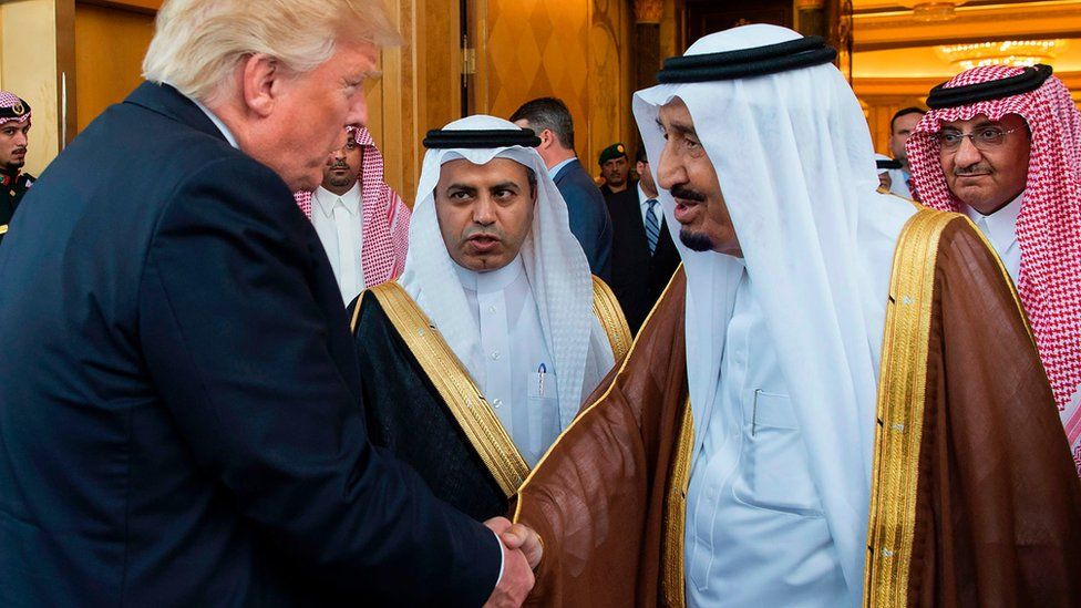 US President Donald Trump and Saudi Arabia's King Salman shake hands in Riyadh (20 May 2017)