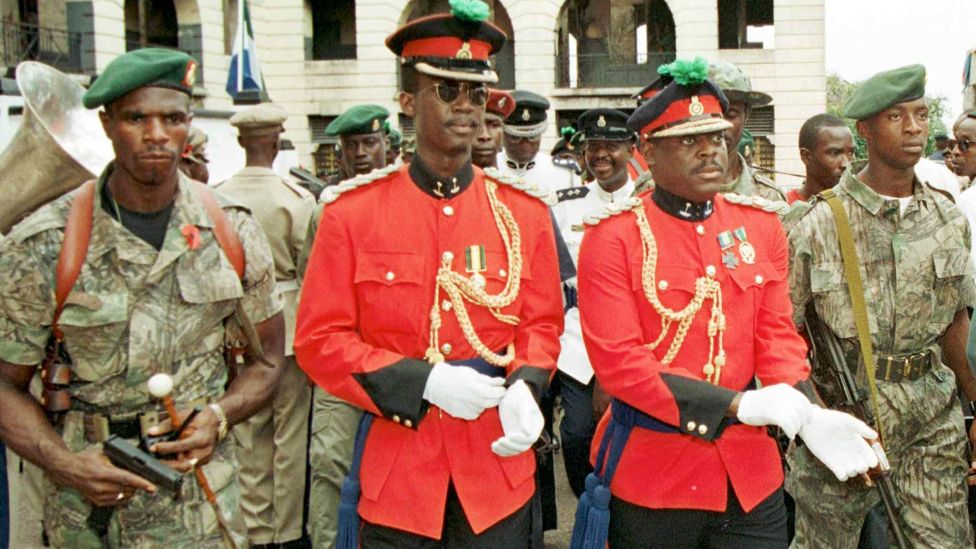 Лидер хунты Джонни Пол Корома (2-й справа) и Соломон Садж Муса (2-й слева) во Фритауне, Сьерра-Леоне, ноябрь 1997 г.