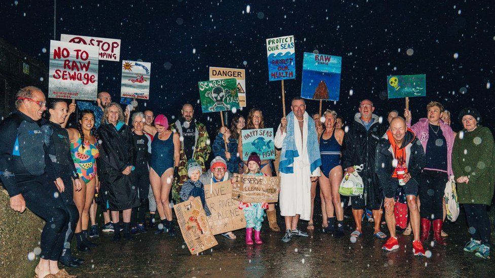 Suffolk protesters demand River Waveney clean up - BBC News