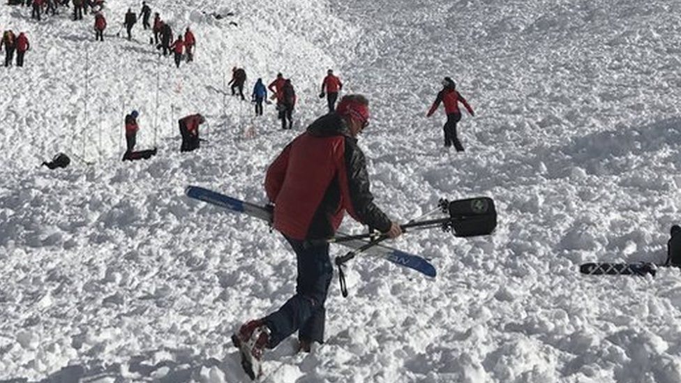Search teams work at the site after an avalanche went down at the "Jochgrubenkopf" mountain in the Austrian Alps (15 March)