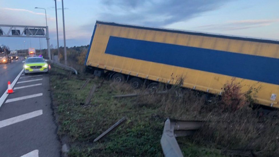 Lorry crash on the M25