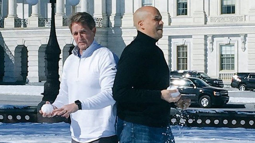 Photo shows US senators Cory Booker and Jeff Flake holding snowballs