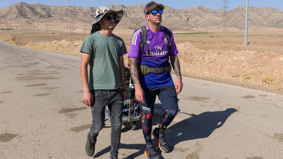 Santiago Sánchez and a friend in walks in Iraq