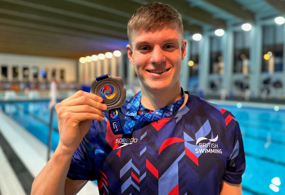 Champion swimmer takes enjoyment from Ludlow sporting roots - BBC News