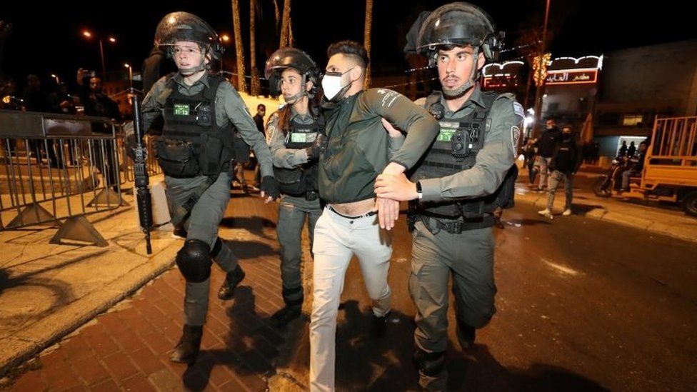 Israeli police officers arrest a Palestinian man in Jerusalem. Photo: 22 April 2021