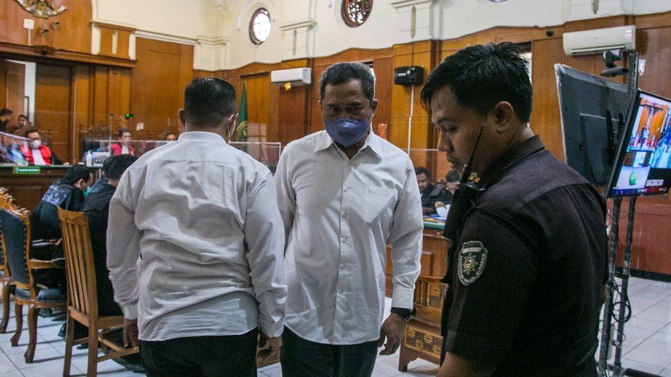 Arema FC security officer Suko Sutrisno and organiser Abdul Haris (r) in the court room of their verdict trial on 9/3