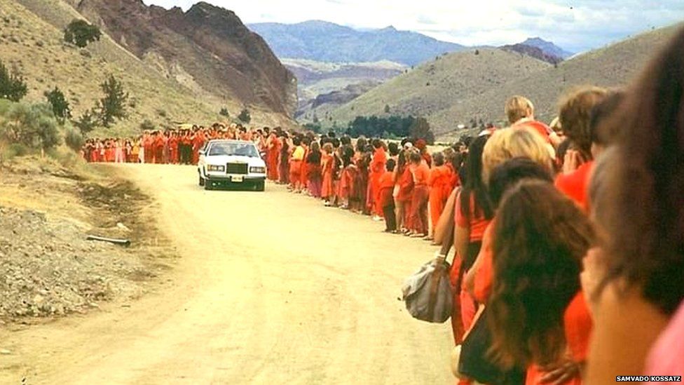 रजनीश यांची एक झलक पाहण्यासाठी शिष्य कैक तास प्रतीक्षा करायचे.