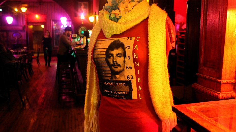 A shirt with Dahmer's mugshot on. Words alongside say 'Milwaukee Cannibal'