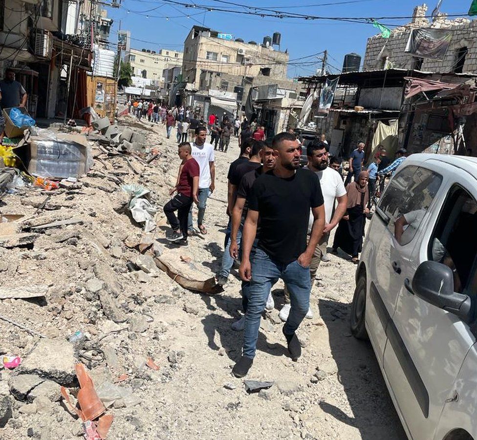 Palästinenser inspizieren nach einer großen israelischen Militäroperation beschädigte Fahrzeuge und Straßen im Flüchtlingslager Jenin im besetzten Westjordanland (5. Juli 2023)