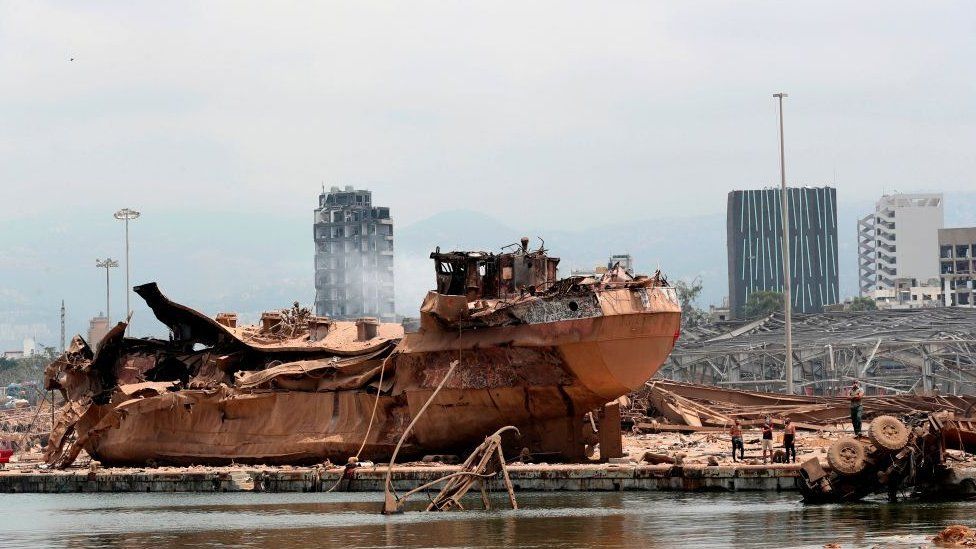 Barco destrozado en el puerto de Beirut.