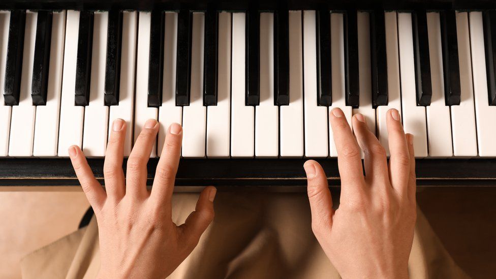 Женщина играет на клавиатуре