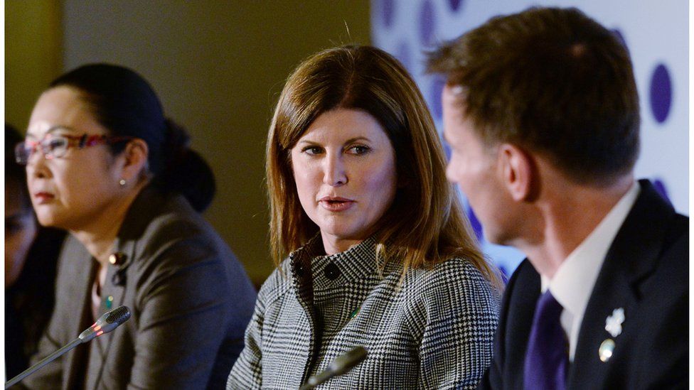 Rona Ambrose (C) and Britain's Health Secretary Jeremy Hunt (R) attend a press conference at the G8 Dementia Summit in central London on December 11, 2013.
