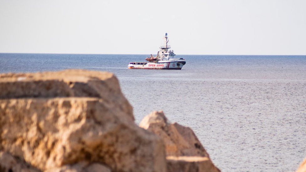 Cuál es la situación en el Open Arms, el barco con más de un centenar de migrantes a bordo desde hace 3 semanas y al que Italia no permite desembarcar
