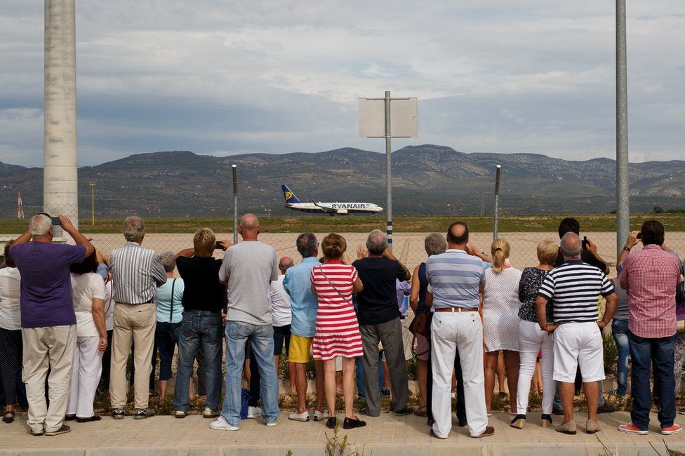 Crowds gather for the first landing at Castellon airport