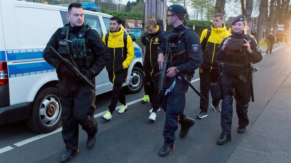 Borussia Dortmund players escorted by police (11 April)