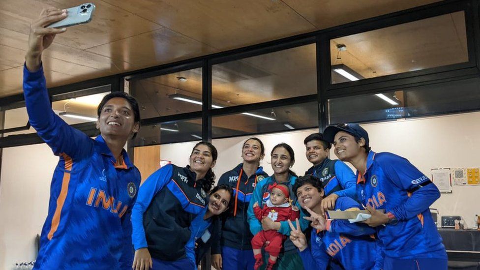 Игроки женской сборной Индии по крикету сфотографировались с ребенком пакистанского капитана Бисмы Маруфа