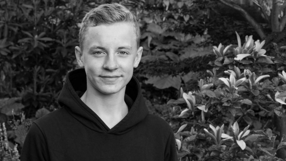 Teenage clicks: Schoolboy's award-winning camera work - BBC News