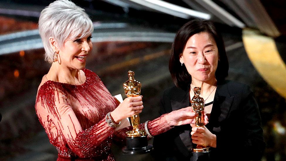 Jane Fonda presents an Oscar to Kwak Sin Ae