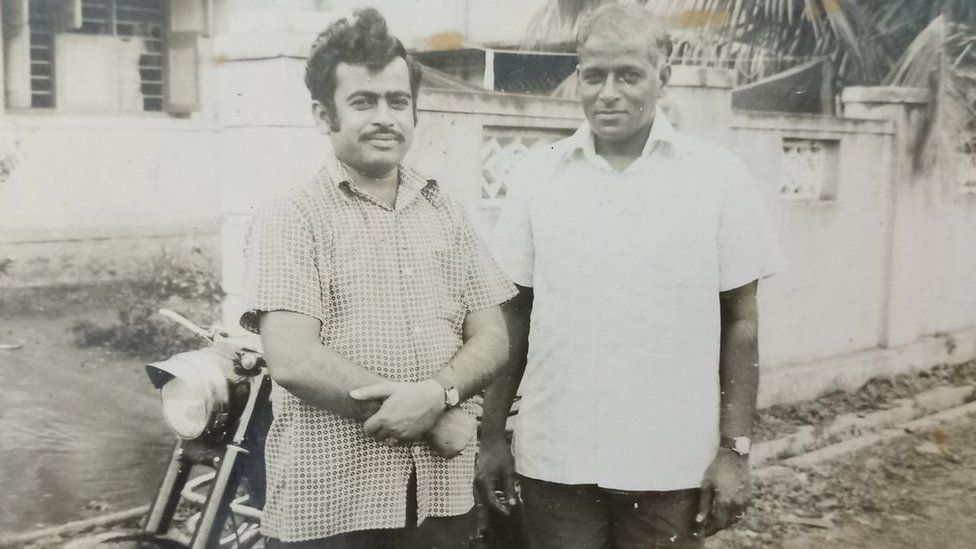 Н Шринивасан со своим другом, которому он продал велосипед.