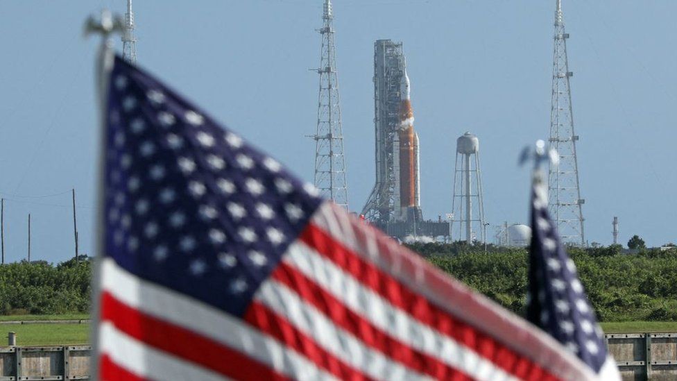 Беспилотная лунная ракета Artemis I находится на стартовой площадке Космического центра Кеннеди перед запуском 3 сентября 2022 года