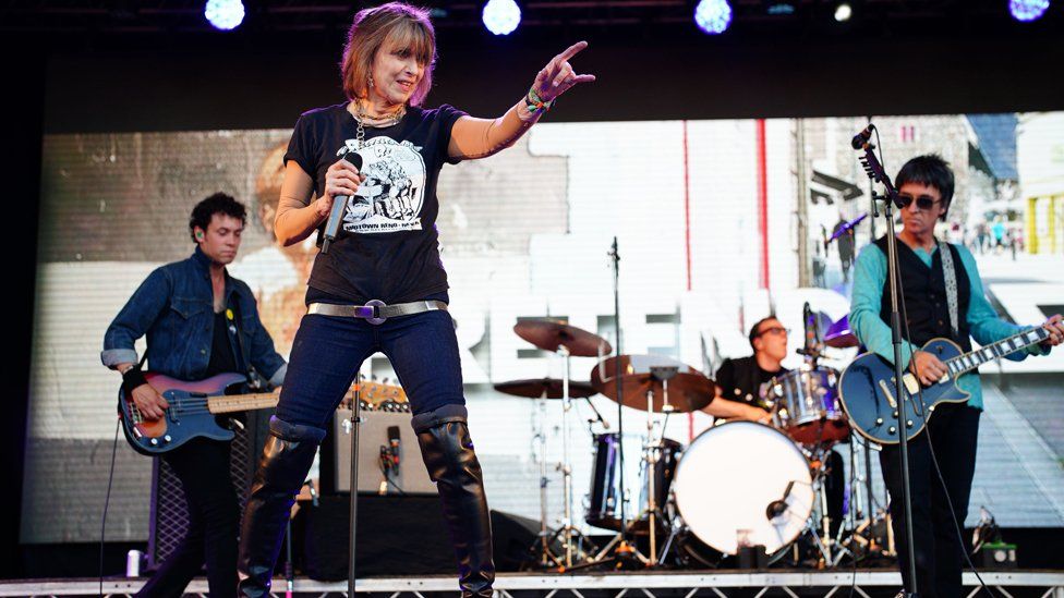 Johnny Marr with The Pretenders at Glastonbury